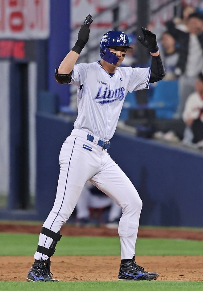 29일 오후 6시30분 대구 삼성라이온즈파크에서 열린 '2025 신한 SOL 뱅크 KBO리그' 삼성 라이온즈와 롯데 자이언츠의 경기에서 구자욱이 안타 후 세레머리를 하고 있다. <삼성 라이온즈 제공>