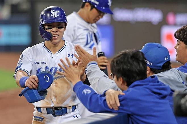 29일 오후 6시30분 대구 삼성라이온즈파크에서 열린 '2025 신한 SOL 뱅크 KBO리그' 삼성 라이온즈와 롯데 자이언츠의 경기에서 김성윤이 득점 후 더그아웃으로 들어오고 있다. <삼성 라이온즈 제공>