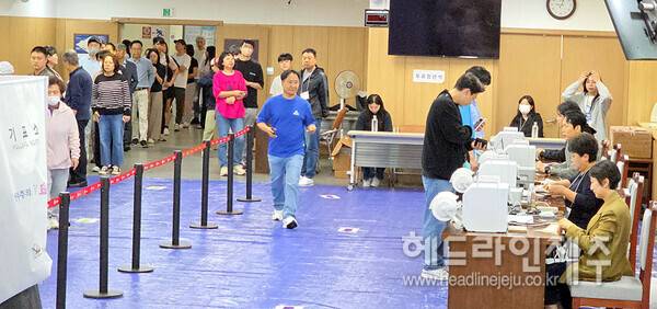 제21대 대선 사전투표 첫날인 29일 제주도의회 의원회관 대회의실에 마련된 사전투표소를 찾은 유권자들. ⓒ헤드라인제주