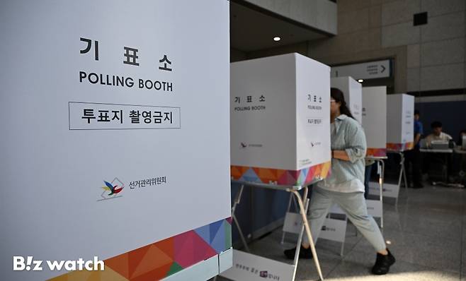 제21대 대통령선거 사전투표가 시작된 29일 오전 서울 중랑구 중랑구청에 마련된 신내2동 사전투표소에서 유권자들이 사전투표를 하고 있다./사진=이명근 기자 qwe123@