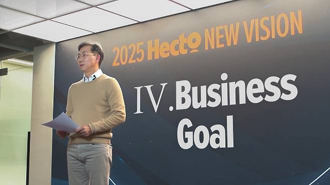 이경민 헥토그룹 의장은 직원 복지를 '남는 장사'라고 표현했다. 애사심을 끌어낼 수 있다는 것이다. 사진은 지난해 12월 서울 역삼동 본사 커뮤니티홀에서 열린 비전 선포식에서 이 의장이 임직원들에게 헥토그룹의 방향성을 설명하는 모습./사진 제공=헥토그룹