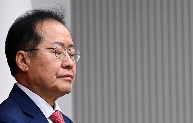 홍준표 후보가 지난 4월 29일 서울 여의도 국민의힘 당사에서 열린 제21대 대통령 후보자 국민의힘 3차 경선 진출자 발표 행사에서 탈락 발표가 난 후 눈을 감고 있다. (사진=뉴스1)