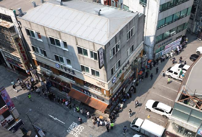 제21대 대통령 선거 사전투표 첫날인 29일 사전투표소가 설치된 서울 중구 소공동주민센터 주위로 유권자들이 투표를 위해 길게 줄지어 서 있다.(사진=연합뉴스)