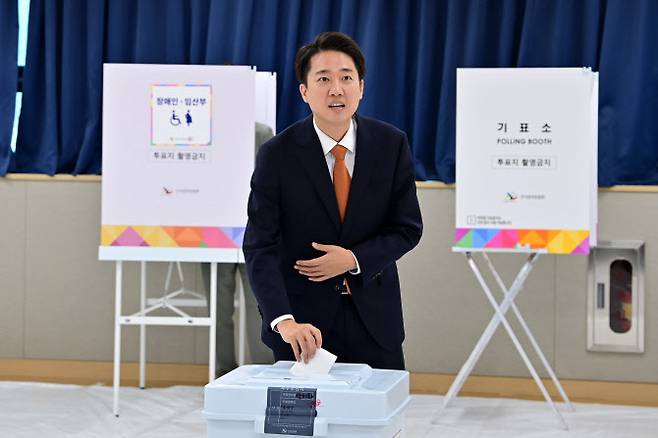제21대 대통령선거 사전투표 첫날인 29일 경기도 화성시 동탄9동 행정복지센터에 마련된 투표소에서 이준석 개혁신당 대통령 선거 후보가 투표하고 있다.(사진=연합뉴스)