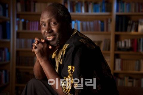 응구기 와 티옹오 작가. (사진=은행나무)