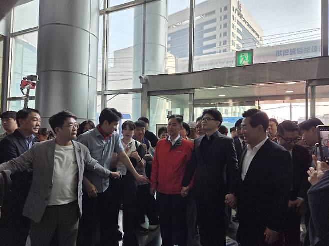 한동훈 전 국민의힘 대표가 29일 광주 동구 소재 동구창업센터에 마련된 사전투표소를 방문하고 있다.(사진=염정인 수습기자)