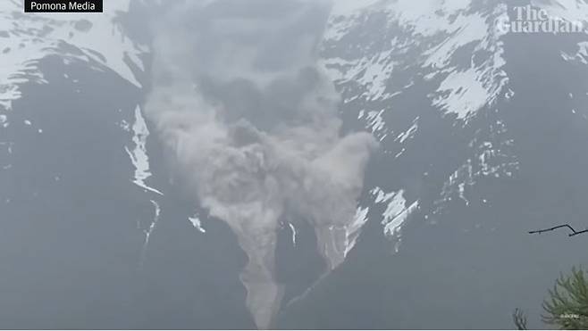 28일(현지시간) 스위스 알프스 남부 발레주 블라텐 마을 인근에서 빙하가 무너지며 산사태를 일으키고 있다. (사진=가디언 동영상 캡처)