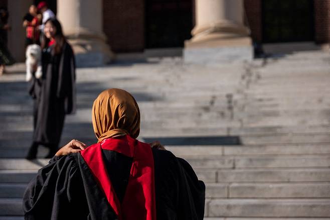 하버드대학교의 졸업생들과 교수진, 가족들이 2025년 5월 28일, 매사추세츠주 케임브리지에 위치한 하버드 야드(Harvard Yard)에 모여있다. (사진=게티이미지)