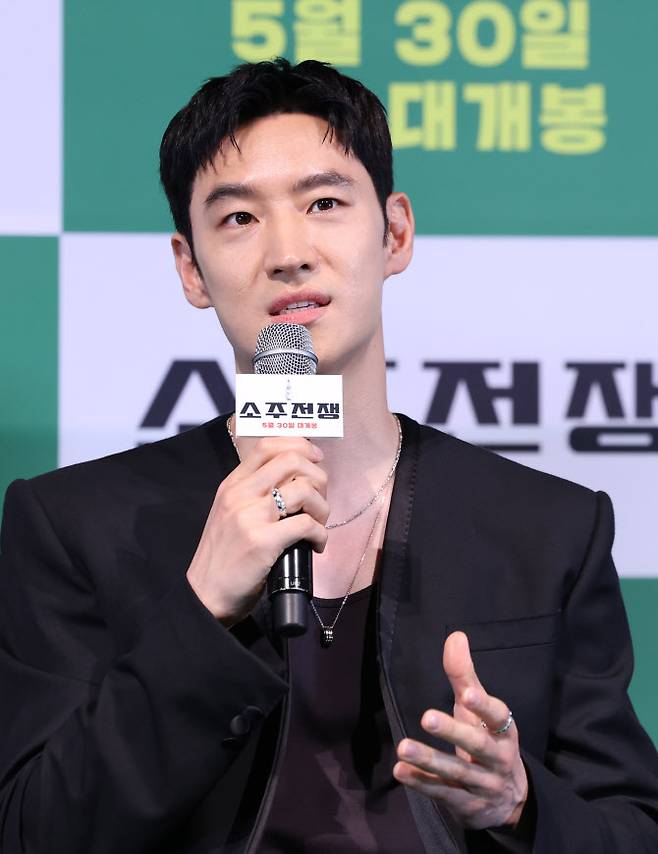 배우 이제훈이 29일 서울 용산구 CGV용산아이파크몰에서 열린 영화 ‘소주전쟁’ 언론시사회에 참석해 취재진 질문에 답하고 있다. (사진=뉴스1)