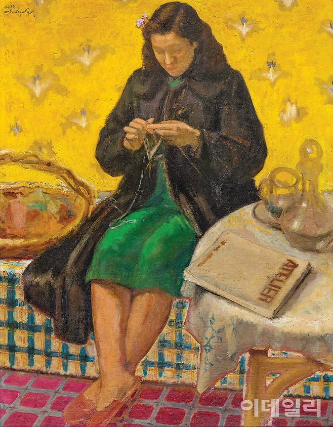 주경의 ‘뜨개질’(1938). 일본 유학에서 배우고 익힌 서양화 기법을 충직하게 따랐다. 뜨개질하는 여인이 테마지만 정작 시선을 끄는 건 여인의 주변이다. 여인이 입은 검은 코트와 초록 원피스, 여인 뒤의 노란 벽지, 여인이 봤을 외국잡지까지. 어릴 때부터 일찌감치 터득한 서양 신문물을 자연스럽게 녹여냈다. ‘제20회 조선미술전람회’(1941)에서 입선한 작품이다. 여인을 실내에 앉힌 도상이 1930∼1940년대 ‘조선미술전람회’에서 유행했다지만 작가의 작업은 그보다 멀리 나갔다. 지난 5월 1일 국립현대미술관 과천에서 개막한 ‘MMCA 과천 상설전: 한국근현대미술Ⅰ’에 걸렸다. 캔버스에 유화 물감, 116×91㎝. 국립현대미술관(이건희컬렉션) 소장.