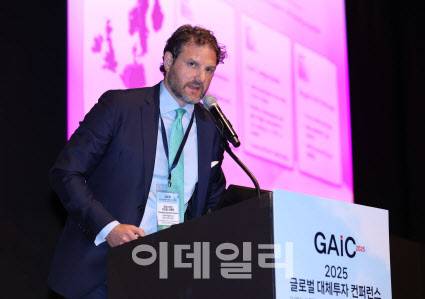 [이데일리 노진환 기자] 2025 글로벌 대체투자 컨퍼런스가 29일 서울 중구 소공로 더플라자호텔에서 열렸다. 크리스티안 듀브달-오베센 코뎃캐피탈파트너스 파트너 겸 투자전문가가 ‘사모대출-순풍이 이어질 것인가’를 주제로 발언을 하고 있다.