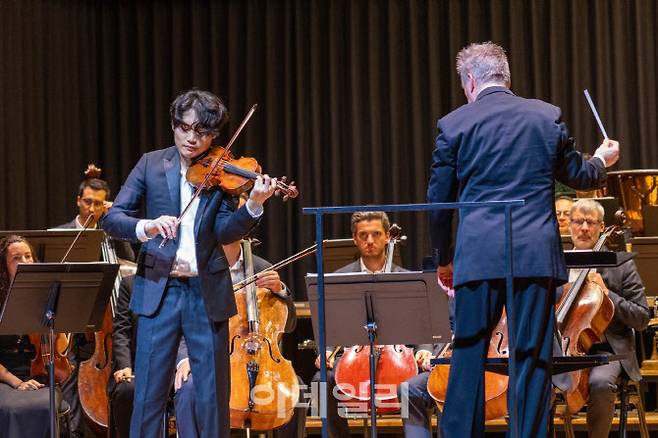 지난 5일 스위스 현지에서 열린 바이올리니스트 양인모(왼쪽)과 스위스 로망드 오케스트라의 공연 장면. (사진=롯데문화재단)
