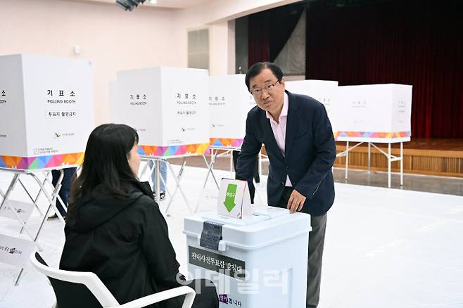 이현재 하남시장이 29일 사전투표에 참여하고 있다.(사진=하남시)