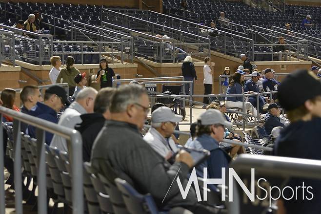 (메이저리그 스카우트들이 애리조나 가을리그에 참가한 선수들의 기량을 체크하고 있다)