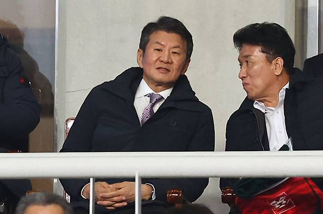 20일 고양종합운동장에서 열린 2026 북중미 월드컵 아시아 예선 한국과 오만의 경기를 지켜보는 정몽규 대한축구협회장