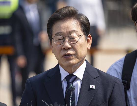 더불어민주당 이재명 대선후보가 21대 대통령선거 사전투표 첫날인 29일 서울 서대문구 신촌동 주민센터에서 투표를 마친 뒤 취재진과 인터뷰 하고 있다. 〈사진=연합뉴스〉