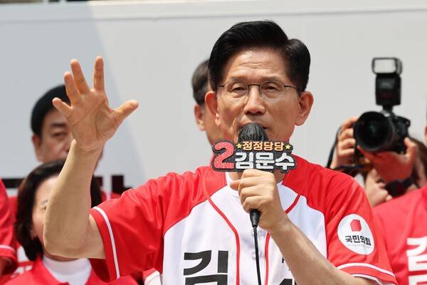국민의힘&nbsp;김문수&nbsp;대선 후보가 29일 인천 부평구 부평문화의거리에서 유권자들에게 지지를 호소하고 있다. 2025.5.29 [공동취재 / 연합뉴스]