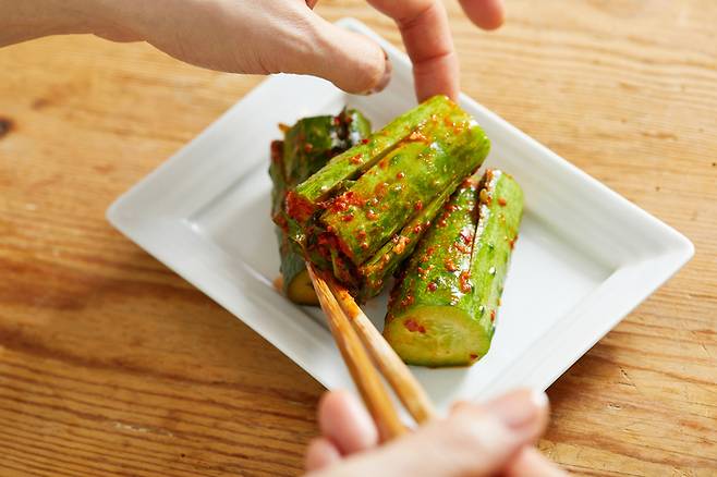 수분 함량이 높은 오이는 칼로리가 거의 없는 대신 영양소가 풍부해 다이어트 때 먹으면 좋은 식품으로 꼽힌다. [사진=게티이미지뱅크]