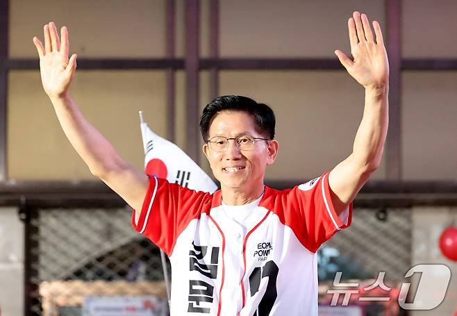 김문수 국민의힘 대통령 후보가 28일 오후 대구 중구 동성로를 찾아 지지를 호소하고 있다. 2025.5.28/뉴스1 ⓒ News1 공정식 기자