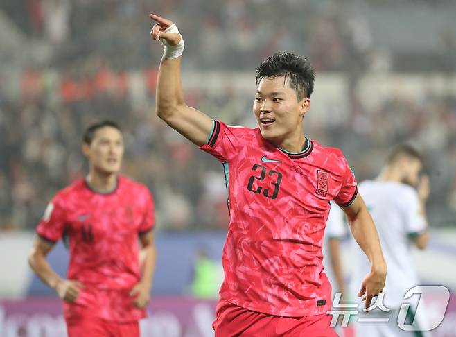 15일 오후 경기 용인시 처인구 용인미르스타디움에서 열린 2026 국제축구연맹(FIFA) 북중미 월드컵 아시아 3차 예선 B조 4차전 대한민국과 이라크의 경기, 대한민국 오현규가 추가골을 넣은 후 기뻐하고 있다. 2024.10.15/뉴스1 ⓒ News1 김영운 기자