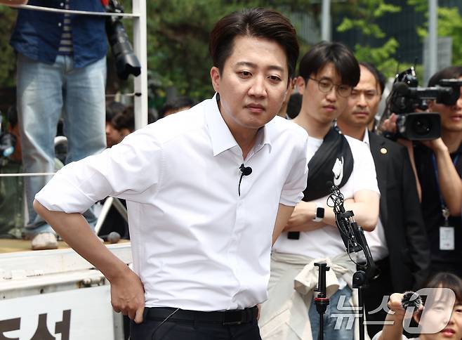 이준석 개혁신당 대통령 후보가 28일 서울 영등포구 여의도공원에서 유세를 마치고 취재진 질의에 답변하고 있다. 2025.5.28/뉴스1 ⓒ News1 김민지 기자