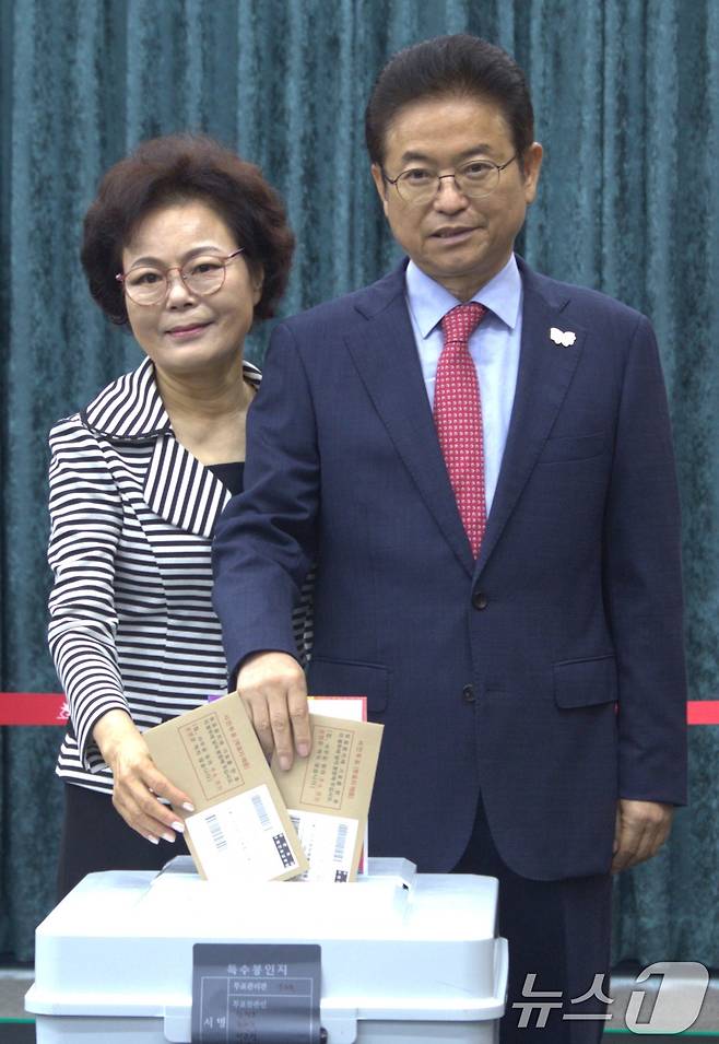 21대 대통령 선거 사전투표 첫날인 29일 경북개발공사에 마련된 사전투표소에서 이철우 경북지사가 부인 김재덕 여사와 한표를 행사하고 있다. 2025.5.29/뉴스1 ⓒ News1 정우용 기자