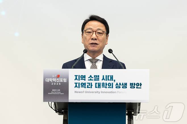 김헌영 라이즈(RISE) 위원회 위원장이 29일 서울 용산구 나인트리 프리미어 로카우스 호텔에서 '지역 소멸 시대, 지역과 대학의 상생 방안'을 주제로 열린 2025 뉴스1 대학혁신포럼에 참석해 축사하고 있다. 2025.5.29/뉴스1 ⓒ News1 이승배 기자