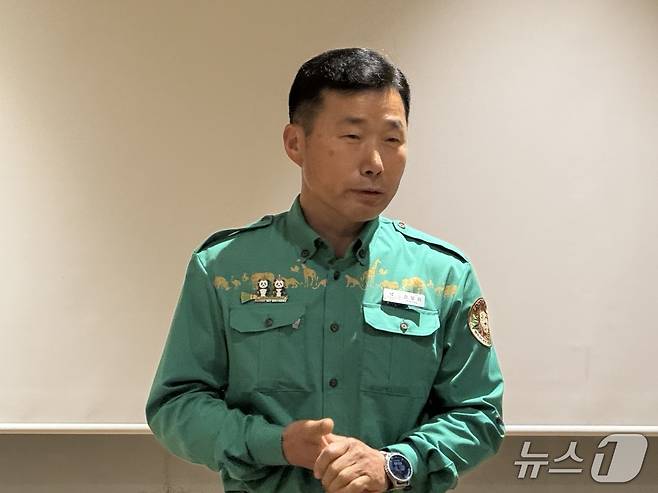 강철원 에버랜드 주키퍼(사육사)가 판다월드에서 기자들과 만나 루이바오와 후이바오의 근황을 설명하고 있다. ⓒ 뉴스1 김형준 기자