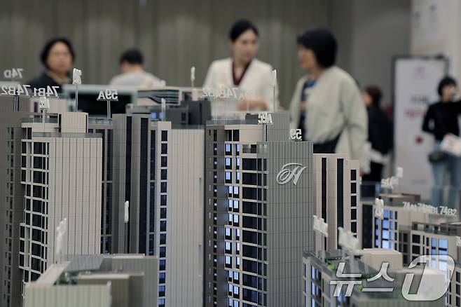 11일 서울 은평구 대조동 힐스테이트 메디알레 견본주택을 찾은 시민들이 단지배치 모형을 살펴보고 있다. 2025.5.11/뉴스1 ⓒ News1 박정호 기자