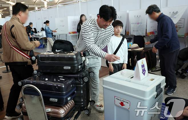 제21대 대통령선거 사전투표일인 29일 오전 인천공항에서 가족이 출국 전 투표를 하고 있다. 2025.5.29/뉴스1 ⓒ News1 김명섭 기자