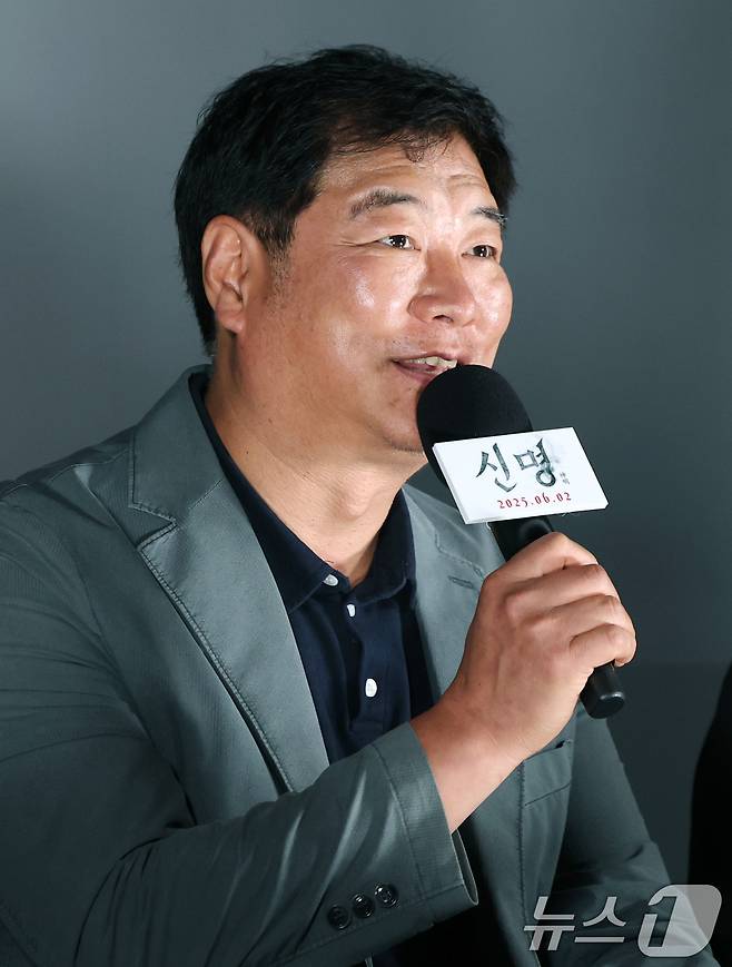 배우 주성환이 29일 서울 용산구 CGV용산아이파크몰에서 열린 영화 ‘신명’(감독 김남균) 제작보고회에 참석해 인사말을 하고 있다. '신명'은 신비로운 힘을 이용해 권력을 쥐려는 한 여인 윤지희(김규리 분)와 숨겨진 거대한 진실을 파헤치는 저널리스트 정현수(안내상 분)의 치열한 싸움 그리고 은밀한 음모, 주술과 정치의 결탁을 파헤치는 충격적인 스토리를 담아낸 작품이다. 2025.5.29/뉴스1 ⓒ News1 권현진 기자