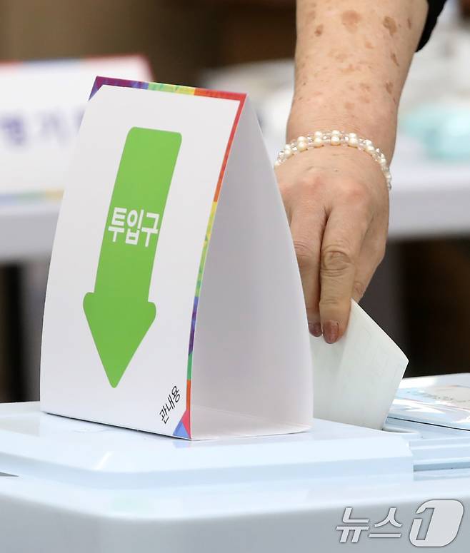 제21대 대통령선거 사전투표 첫날인 29일 오전 경남 양산시 하북면주민자치센터에 마련된 하북면 사전투표소에서 유권자가 투표를 하고 있다. 2025.5.29/뉴스1 ⓒ News1 윤일지 기자