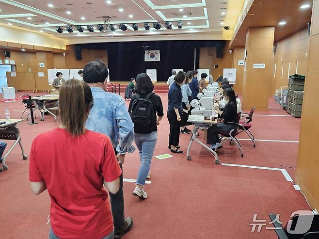 29일 진주시청 상대동 사전투표소에서 투표를 기다리고 있는 유권자들.2025.05.29/뉴스1 한송학기자