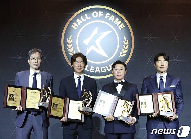 2일 서울 중구 앰버서더호텔에서 열린 K리그 명예의전당 헌액식에서 수상자들이 기념 촬영을 하고 있다. 왼쪽부터 선수 부문 1세대 최순호 수원FC 단장, 선수 부문 2세대 홍명보 울산 현대 감독, 선수 부문 3세대 신태용 인도네시아 축구대표팀 감독, 선수 부문 4세대 이동국 전 대한축구협회 부회장. 2023.5.2/뉴스1 ⓒ News1 신웅수 기자