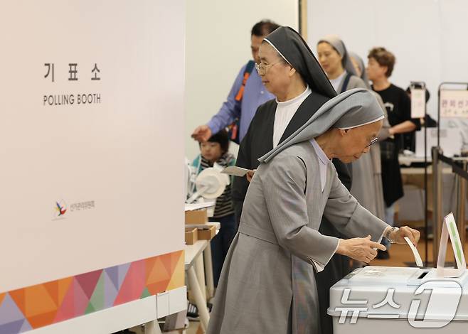 제21대 대통령선거 사전투표 첫 날인 29일 오전 서울 중구 명동주민센터에 마련된 투표소에서 수녀들이 소중한 한 표를 행사하고 있다. 2025.5.29/뉴스1 ⓒ News1 오대일 기자