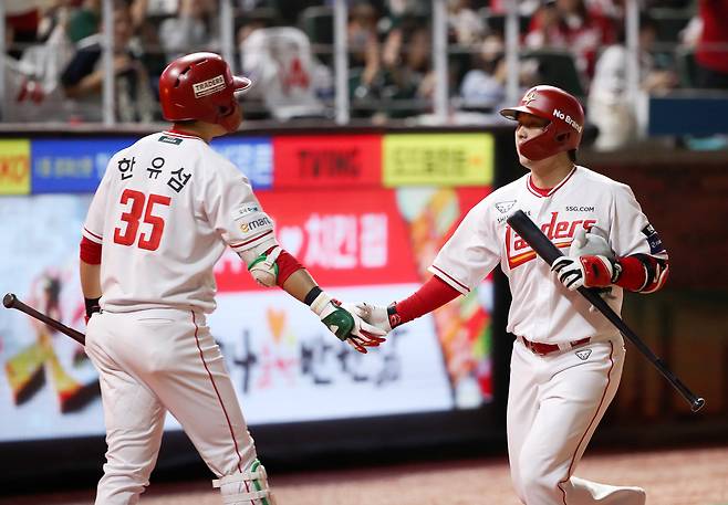SSG 랜더스의 최정(오른쪽)과 한유섬은 KBO리그 동일 선수 최다 백투백 홈런 단독 2위에 올랐다. (SSG 랜더스 제공)