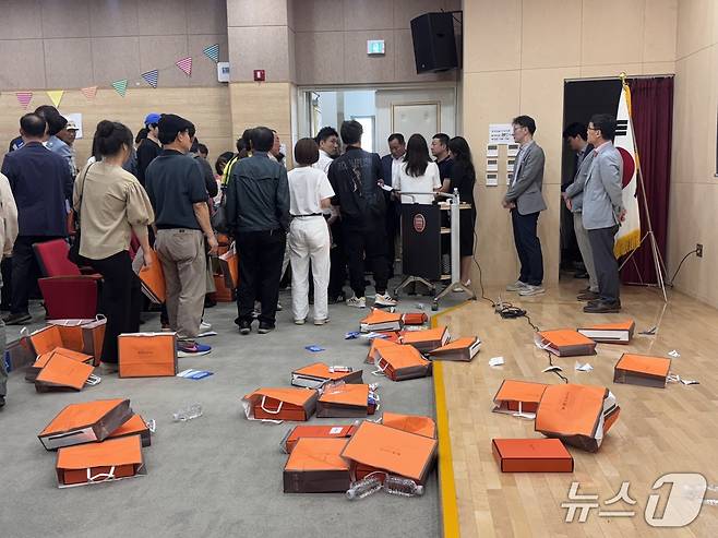 울산 북구 정자항 해상에 추진되는 고정식 해상풍력 단지 조성과 관련 주민설명회가 29일 북구 강동문화센터에서 열렸으나 주민들의 강한 반발에 파행됐다.2025.5.25./뉴스1 김세은 기자
