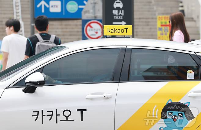 공정거래위원회가 자사 택시 배차 플랫폼을 이용하지 않고 승객을 태운 경우에도 수수료 20%를 떼 간 카카오 택시 가맹본부에 시정명령과 함께 과징금 38억 8천2백만 원의 제재를 내렸다고 28일 밝혔다. 사진은 이날 서울 중구 서울역 택시 승강장에 정차한 카카오 택시. 2025.5.28/뉴스1 ⓒ News1 김진환 기자