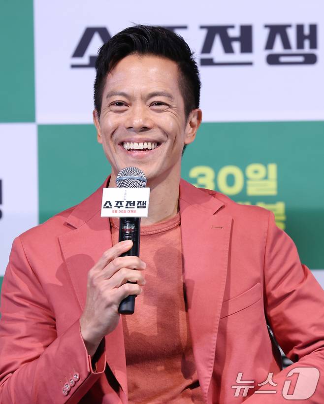 배우 바이런 만이 29일 서울 용산구 CGV용산아이파크몰에서 열린 영화 '소주전쟁' 언론시사회에 참석해 인사말을 하고 있다. 영화 ‘소주전쟁’은 1997년 IMF 외환위기, 소주 회사가 곧 인생인 재무이사 종록과 오로지 성과만 추구하는 글로벌 투자사 직원 인범이 대한민국 국민 소주의 운명을 걸고 맞서는 이야기를 그린다. 2025.5.29/뉴스1 ⓒ News1 권현진 기자
