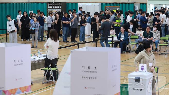 제21대 대통령 선거 사전 투표 첫날인 29일 오후 서울 강남구 수서동 강남스포츠문화센터에 마련된 사전투표소에서 유권자들이 투표를 하기 위해 길게 줄을 늘어서 있다.  2025.5.29/뉴스1 ⓒ News1 김진환 기자