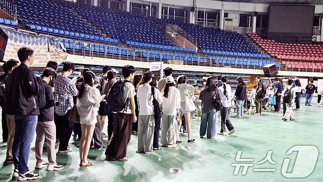 제21대 대통령 선거 사전 투표 첫날인 29일 전북 전주시 전주실내체육관에 마련된 사전투표소가 유권자들이 투표를 하기 위해 줄지어 서 있다. 2025.5.29/뉴스1 ⓒ News1 유경석 기자