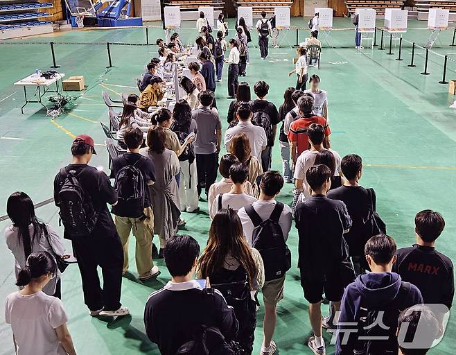 제21대 대통령 선거 사전 투표 첫날인 29일 전북 전주시 전주실내체육관에 마련된 사전투표소가 유권자들이 투표를 하기 위해 줄지어 서 있다. 2025.5.29/뉴스1 ⓒ News1 유경석 기자