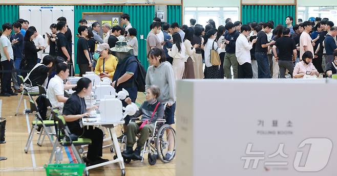 제21대 대통령 선거 사전 투표 첫날인 29일 오후 서울 강남구 수서동 강남스포츠문화센터에 마련된 사전투표소에서 유권자들이 투표를 하기 위해 길게 줄을 늘어서 있다.  2025.5.29/뉴스1 ⓒ News1 김진환 기자