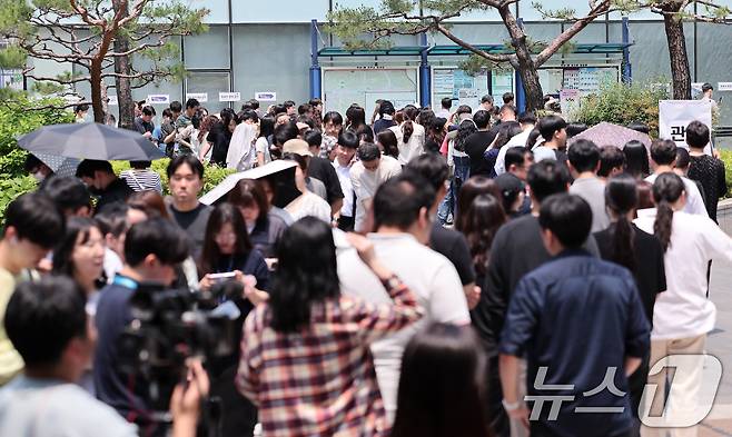 제21대 대통령 선거 사전 투표 첫날인 29일 오전 서울 강남구 역삼1동 주민센터에 마련된 사전투표소에서 유권자들이 투표하기 위해 줄을 서 있다. 2025.5.29/뉴스1 ⓒ News1 김성진 기자
