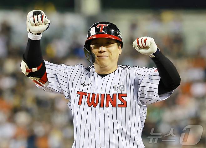 29일 오후 서울 송파구 잠실야구장에서 열린 프로야구 '2025 신한 SOL뱅크 KBO 리그' 한화 이글스와 LG 트윈스의 경기, LG 김현수가 7회말 2사 1,2루에서 역전 적시타를 친 뒤 세리머니를 하고 있다. 2025.5.29/뉴스1 ⓒ News1 김진환 기자