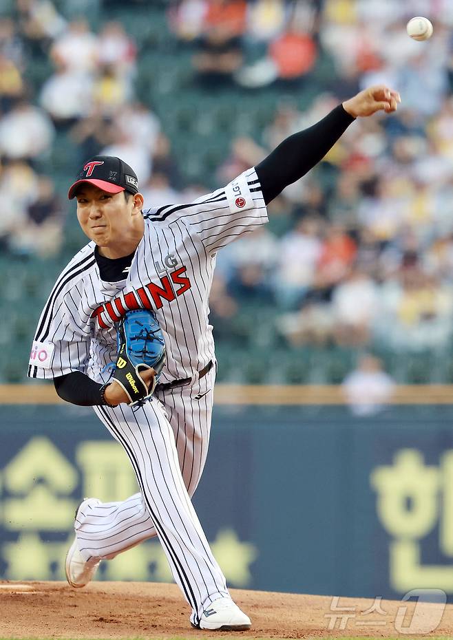 29일 오후 서울 송파구 잠실야구장에서 열린 프로야구 '2025 신한 SOL뱅크 KBO 리그' 한화 이글스와 LG 트윈스의 경기, LG 선발 손주영이 1회초 등판해 힘차게 공을 던지고 있다. 2025.5.29/뉴스1 ⓒ News1 김진환 기자