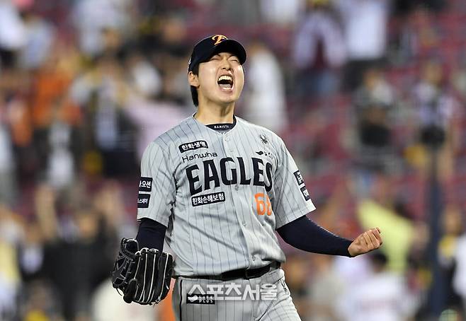 한화 조동욱이 28일 잠실구장에서 열린 2025 KBO리그 LG와 경기 연장 11회말 2사 만루 상황에서 LG 함창건을 상대로 삼진 아웃을 잡고 승리를 지켜내면서 포효하고 있다. 잠실 | 박진업 기자 upandup@sportsseoul.com