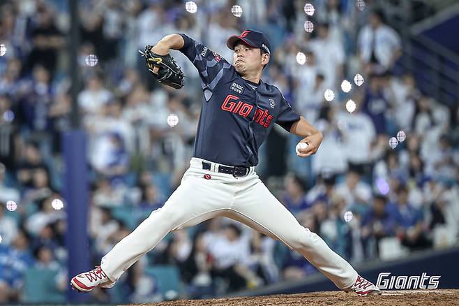 롯데 김진욱이 27일 대구삼성라이온즈파크에서 열린 2025 KBO리그 삼성전에서 7회말 등판해 역투하고 있다. 사진 | 롯데 자이언츠