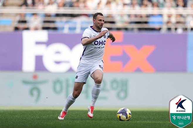 안양 토마스(가운데)가 대전전에서 드리블을 시도하고 있다. 사진 | 한국프로축구연맹
