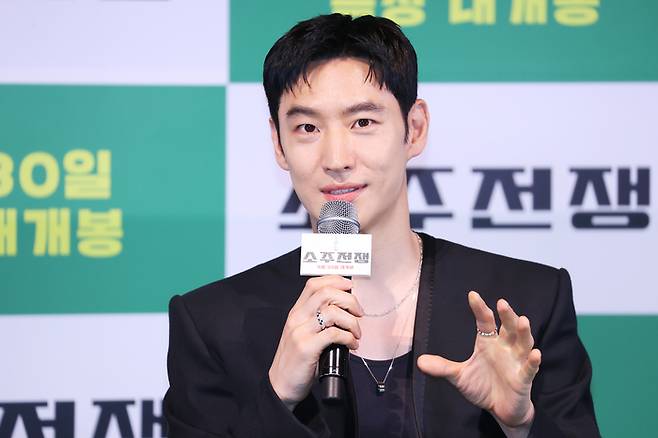 배우 이제훈이 29일 오후 서울 용산구 CGV용산아이파크몰에서 열린 영화 ‘소주전쟁’ 언론시사회 및 기자간담회에서 인사말을 하고 있다. 사진 | 연합뉴스